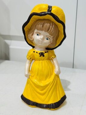 Vintage 1960's-70's Big Eye Little Girl w/ Apron Chalkware Made in Japan